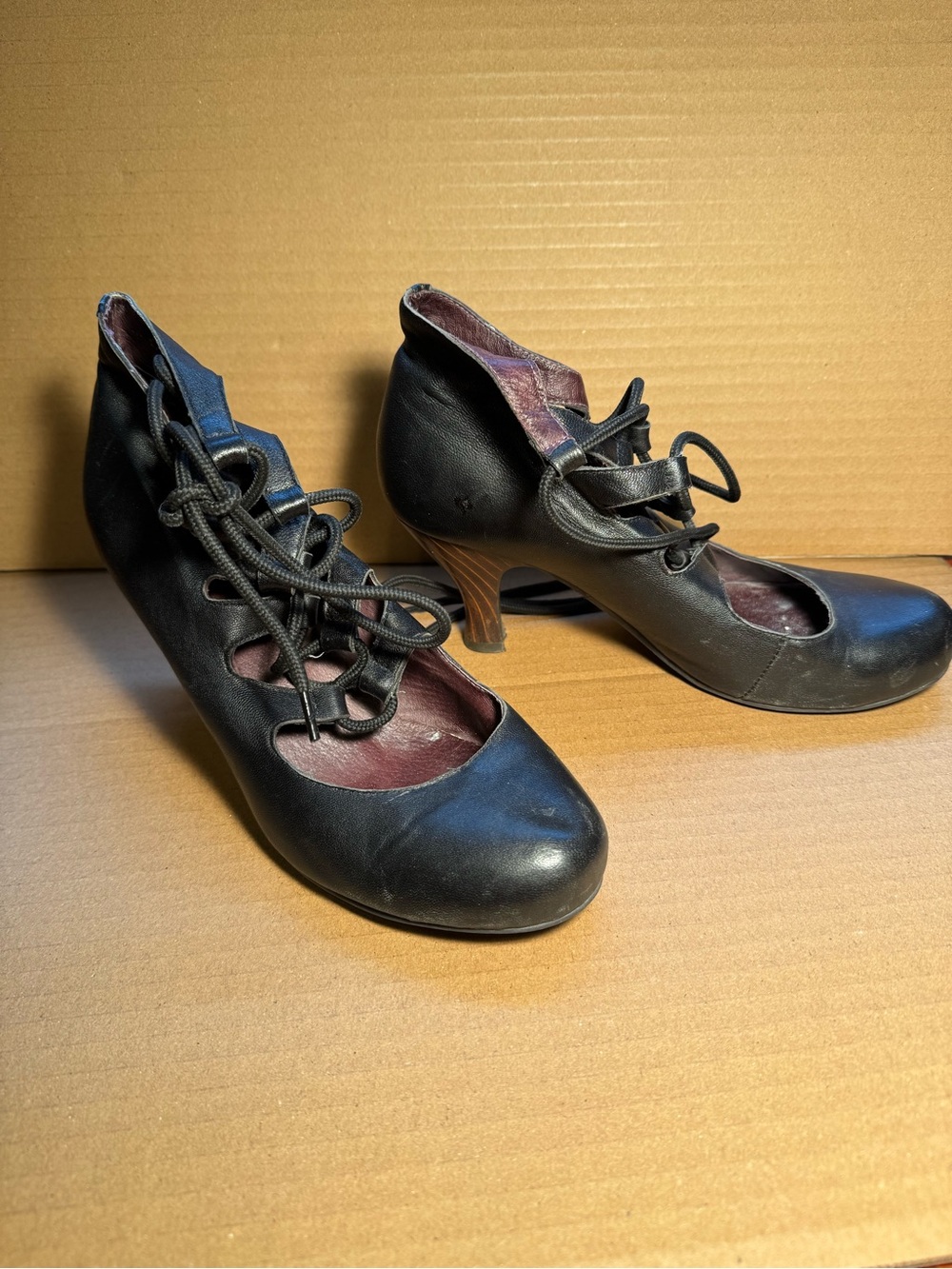 Women's Black Lace-Up Round Toe Heels with Stacked Mid Heel